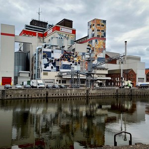 Une usine et son reflet dans le canal - Belgique  - collection de photos clin d'oeil, catégorie paysages